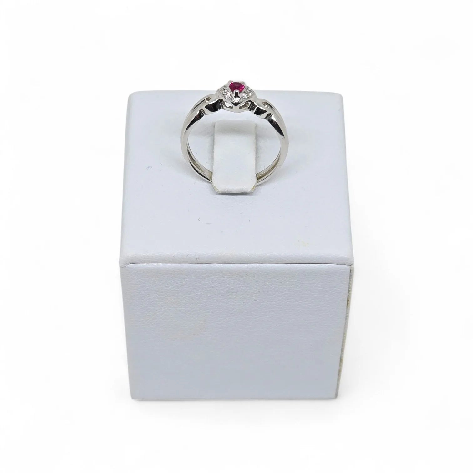 Anello in Oro Bianco con Cuore in Rubino e Diamanti Laterali