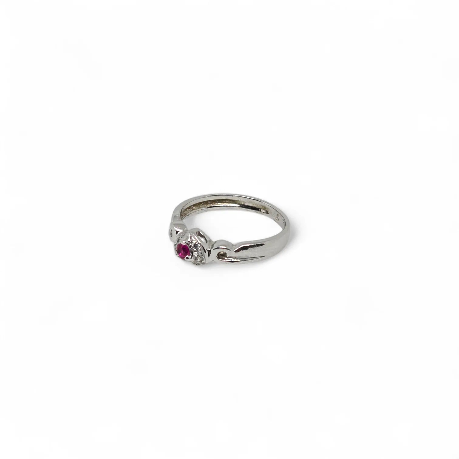 Anello in Oro Bianco con Cuore in Rubino e Diamanti Laterali