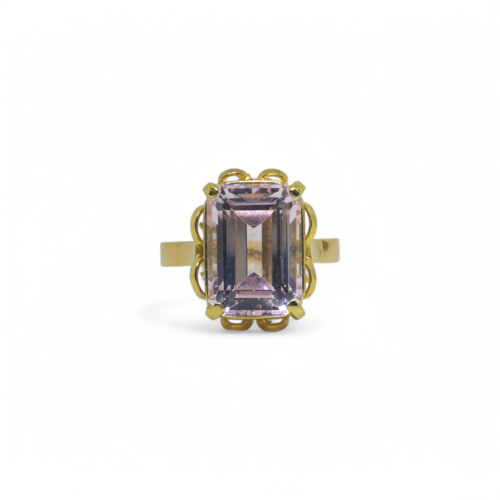 Anello in Oro Giallo 18kt con Pietra Rettangolare – Eleganza e Stile Unico