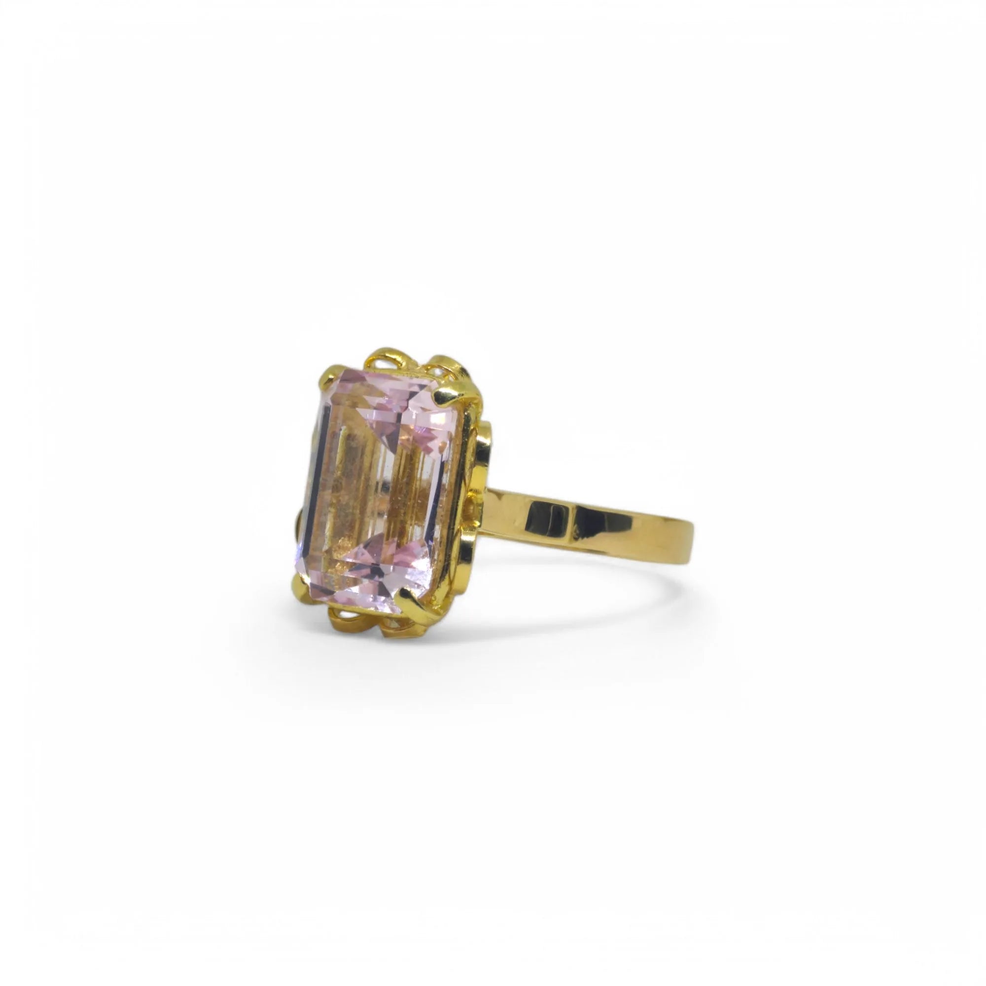 Anello in Oro Giallo 18kt con Pietra Rettangolare – Eleganza e Stile Unico