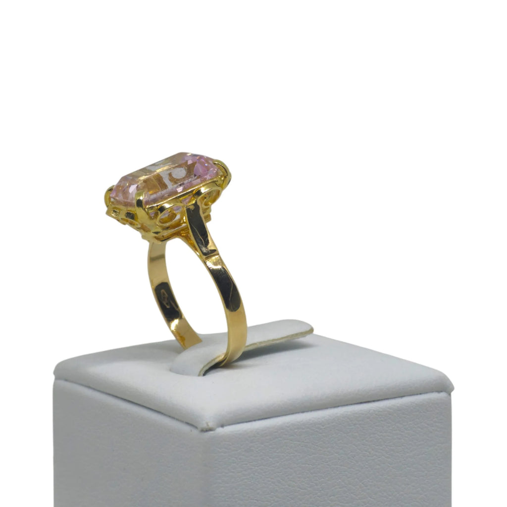 Anello in Oro Giallo 18kt con Pietra Rettangolare – Eleganza e Stile Unico