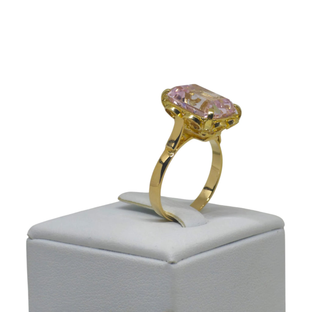 Anello in Oro Giallo 18kt con Pietra Rettangolare – Eleganza e Stile Unico