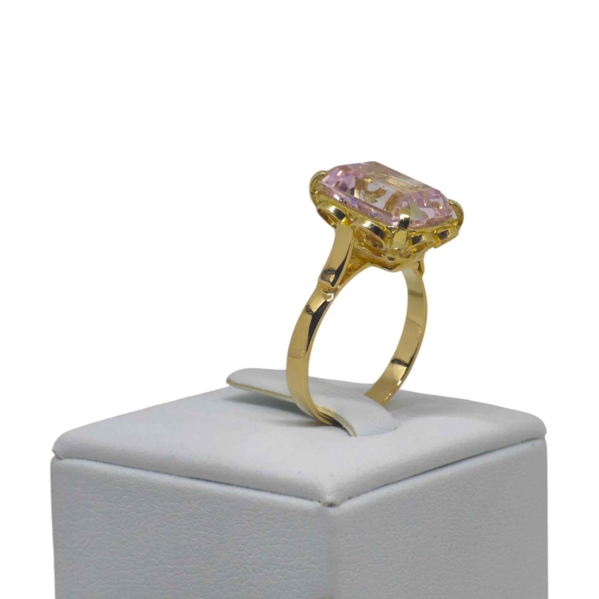 Anello in Oro Giallo 18kt con Pietra Rettangolare – Eleganza e Stile Unico