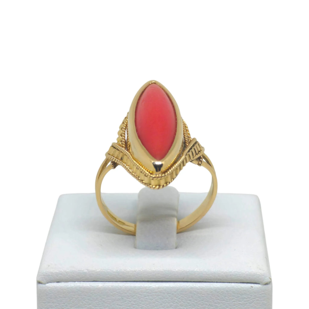 Anello in Oro Giallo 18kt con Pasta di Corallo – Eleganza e Stile Unico