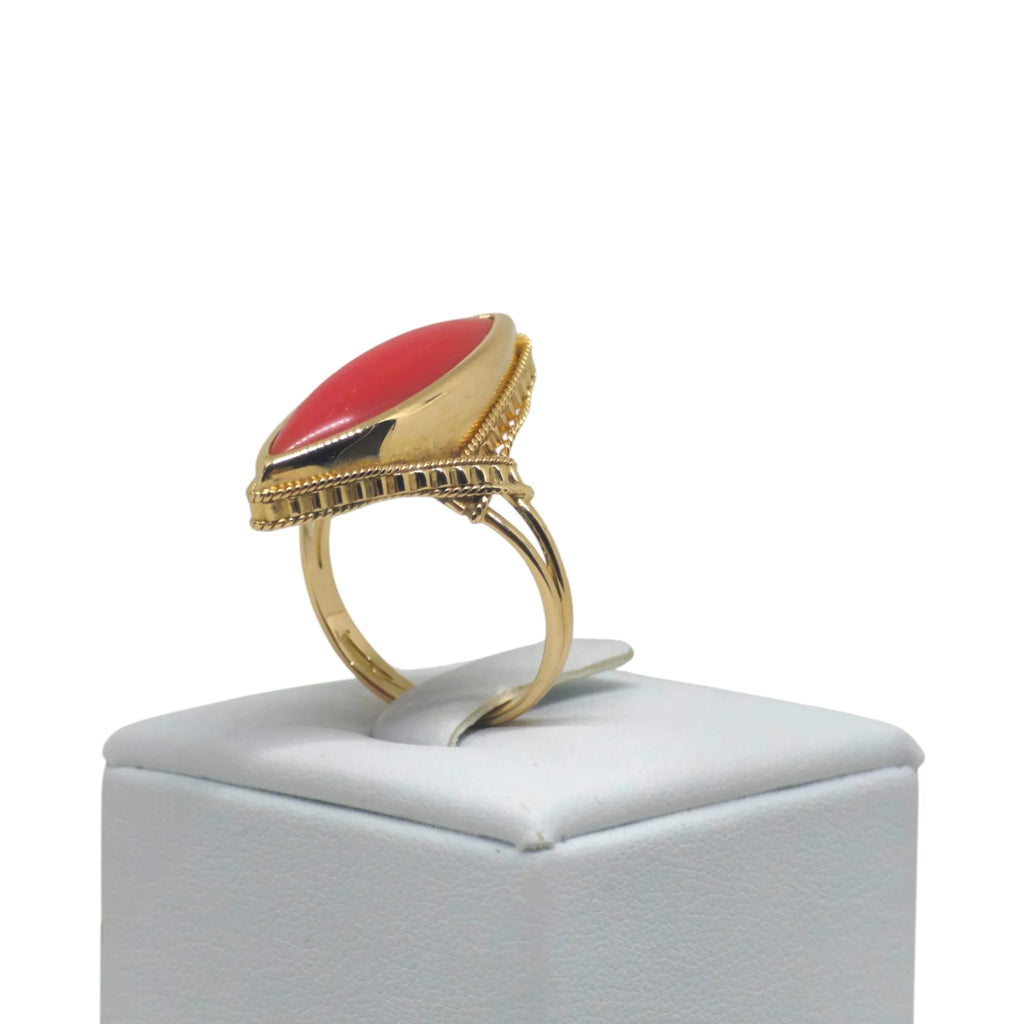 Anello in Oro Giallo 18kt con Pasta di Corallo – Eleganza e Stile Unico