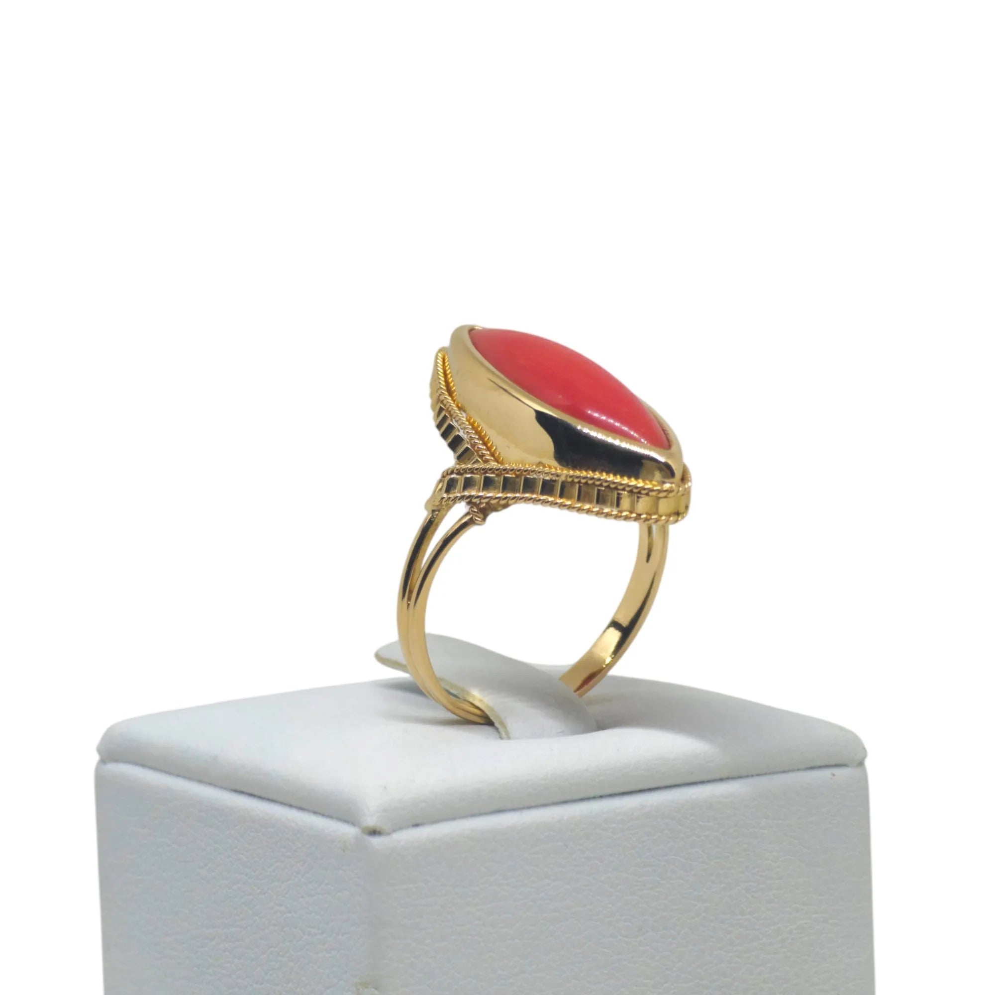 Anello in Oro Giallo 18kt con Pasta di Corallo – Eleganza e Stile Unico