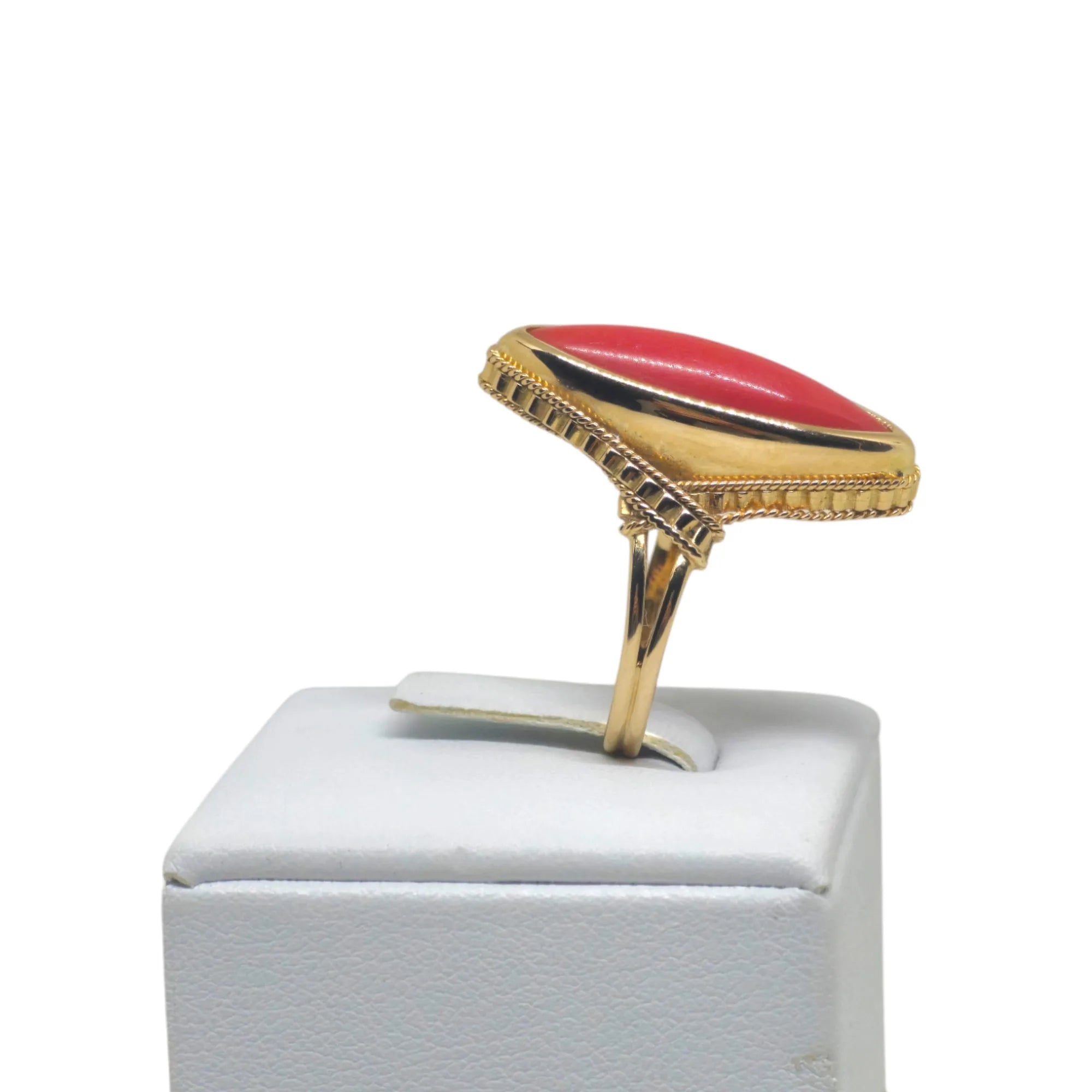 Anello in Oro Giallo 18kt con Pasta di Corallo – Eleganza e Stile Unico