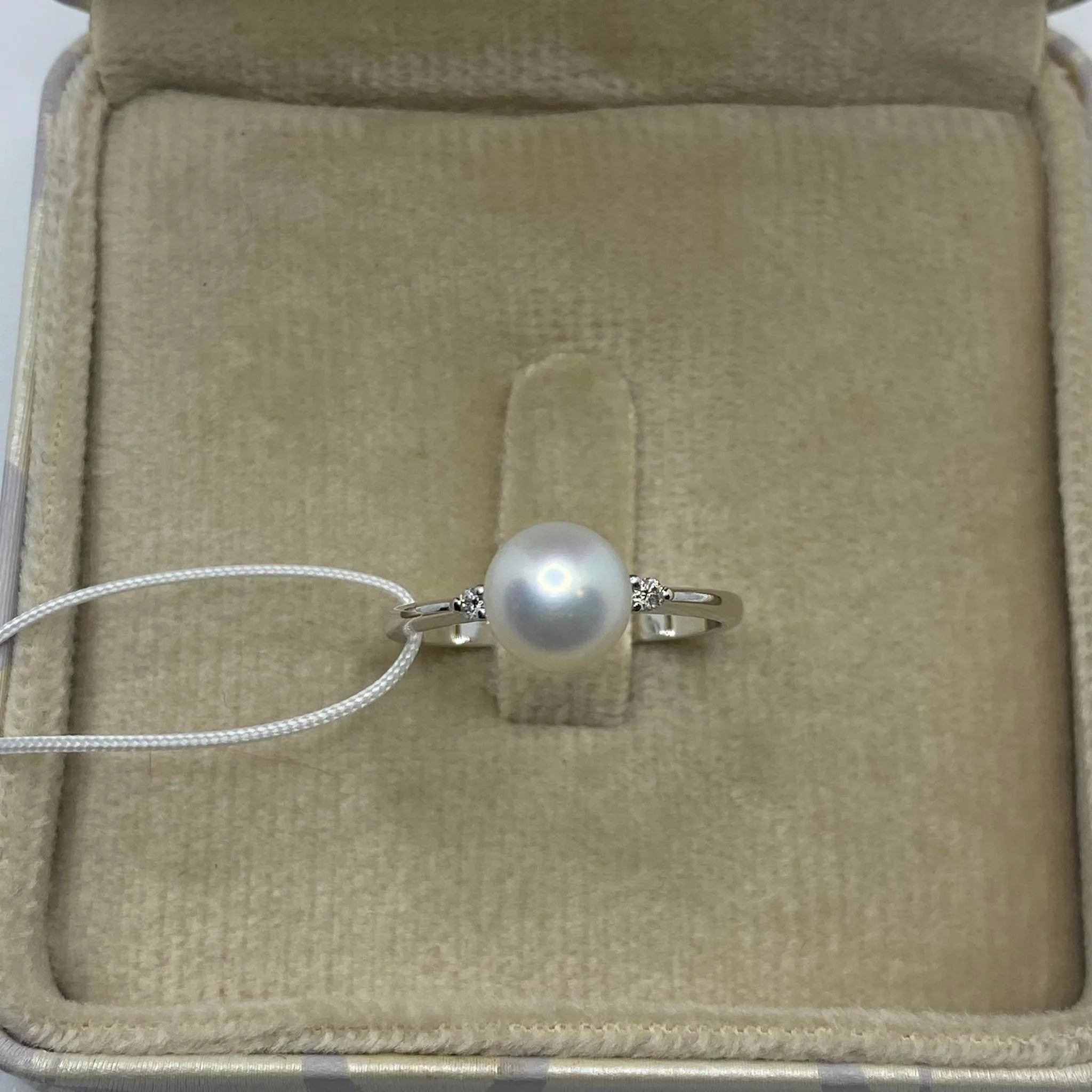 Anello in oro bianco 18 carati con perla naturale