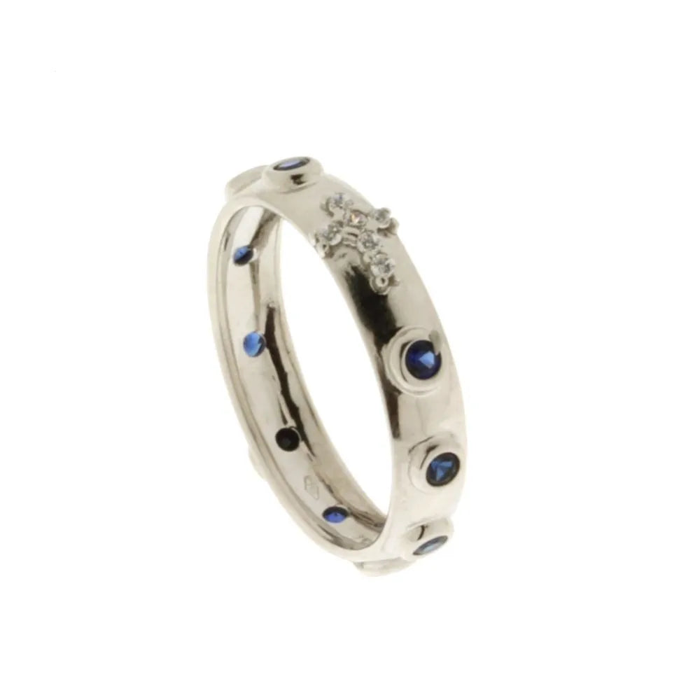 Anello in oro bianco modello rosario con pietre blue e croce di zirconi bianchi