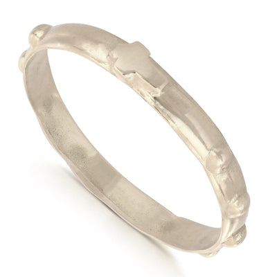 Bague en or blanc modèle chapelet poli