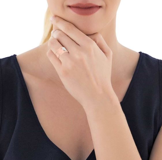 Verstellbarer Ring aus roséfarbener Bronze mit zweifarbigen Herzen