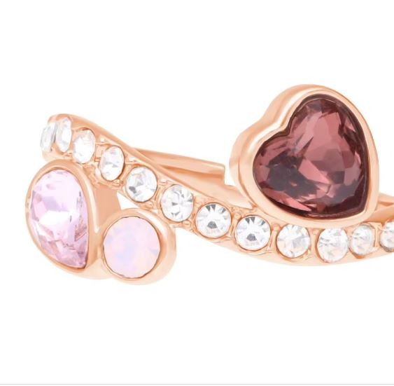 Verstellbarer Ring aus rosafarbenem Metall mit rosa Herzsteinen und Strass