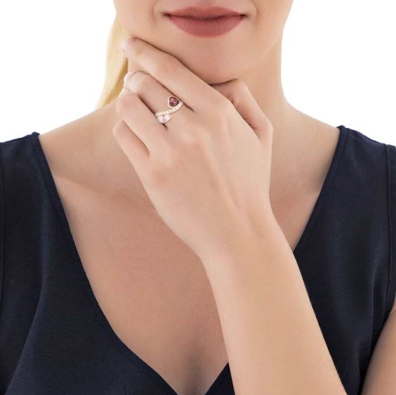 Verstellbarer Ring aus rosafarbenem Metall mit rosa Herzsteinen und Strass