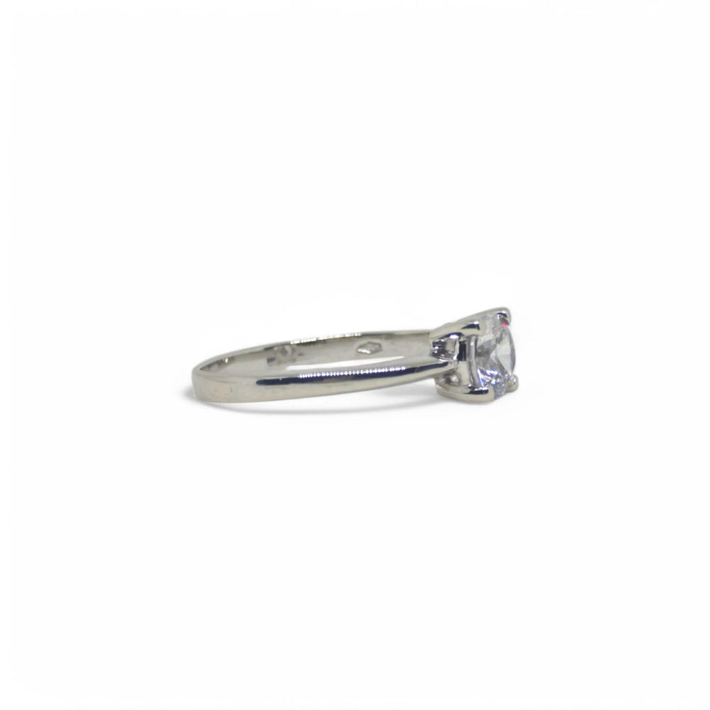Anello solitario in oro bianco 18 carati con zirconi bianchi