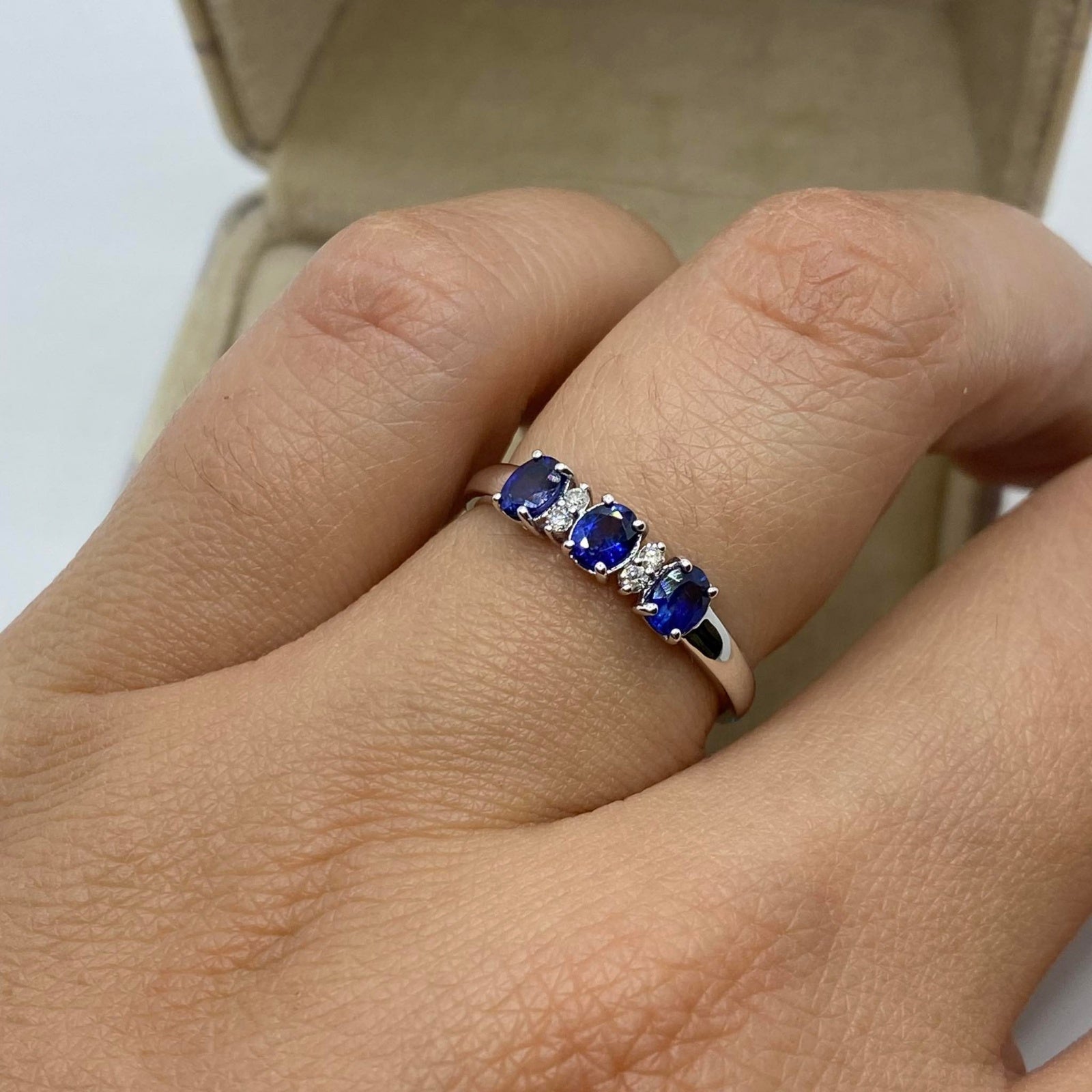 Trilogy-Ring aus Gold und Diamanten mit blauen Saphiren Kollektion Luce 150 Linie Iride – DonnaOro dhaz9619.004