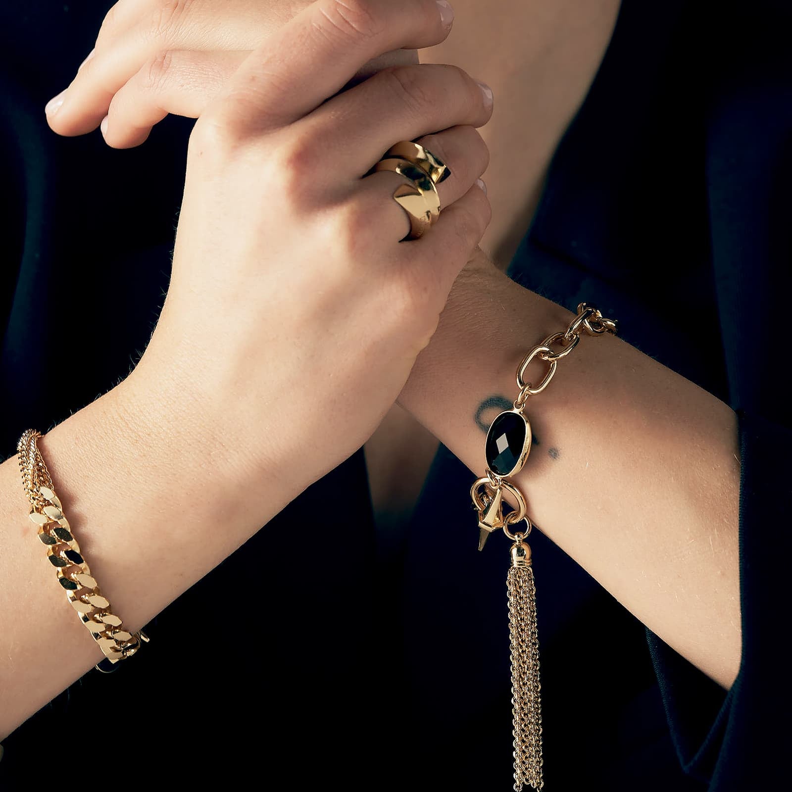 Bracciale donna Unoaerre con pietra nera e frange 2190