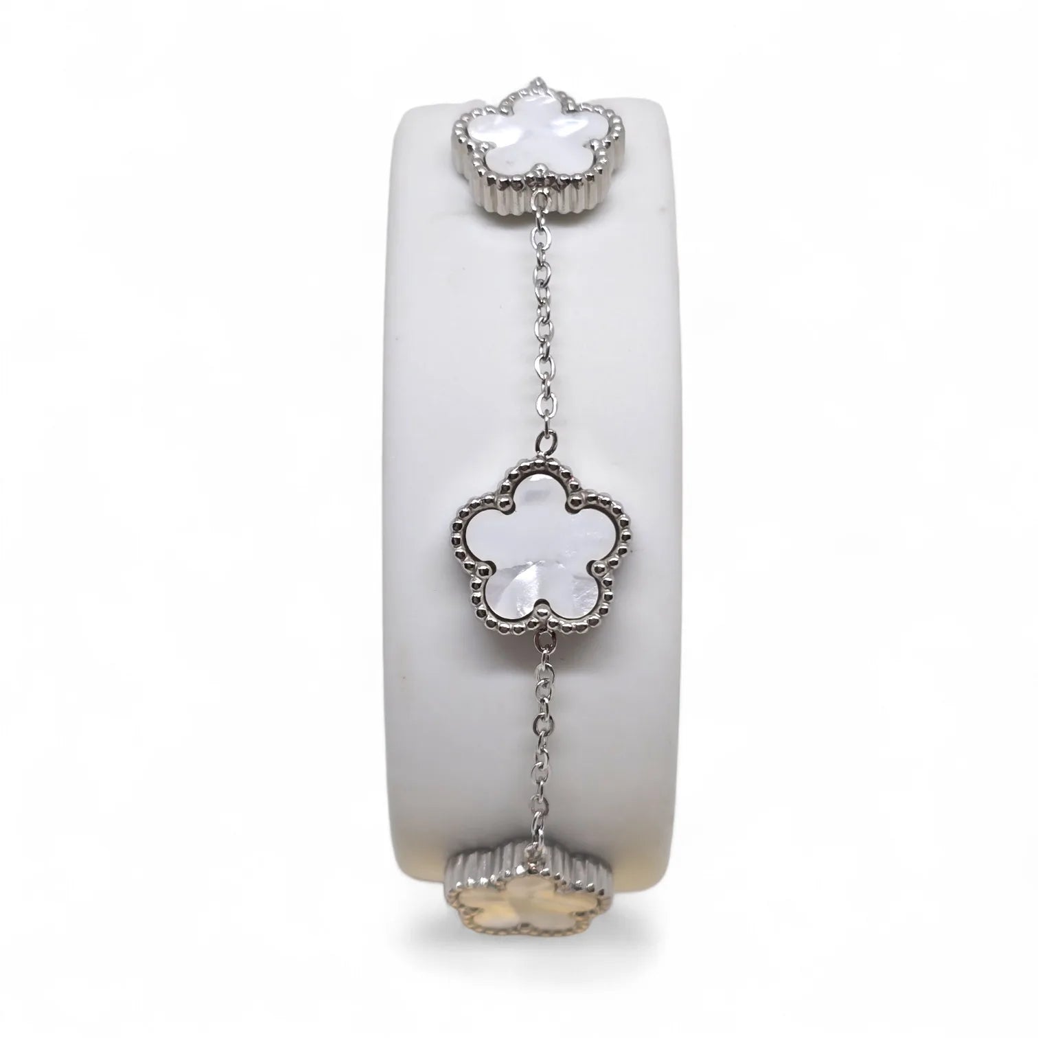 Bracciale in Acciaio a Forma di Fiori Bianco Perla - Eleganza e Stile in Ogni Dettaglio