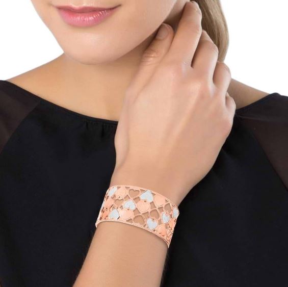 Steifer Big-Armreif aus roséfarbener Bronze mit zweifarbigen Herzen
