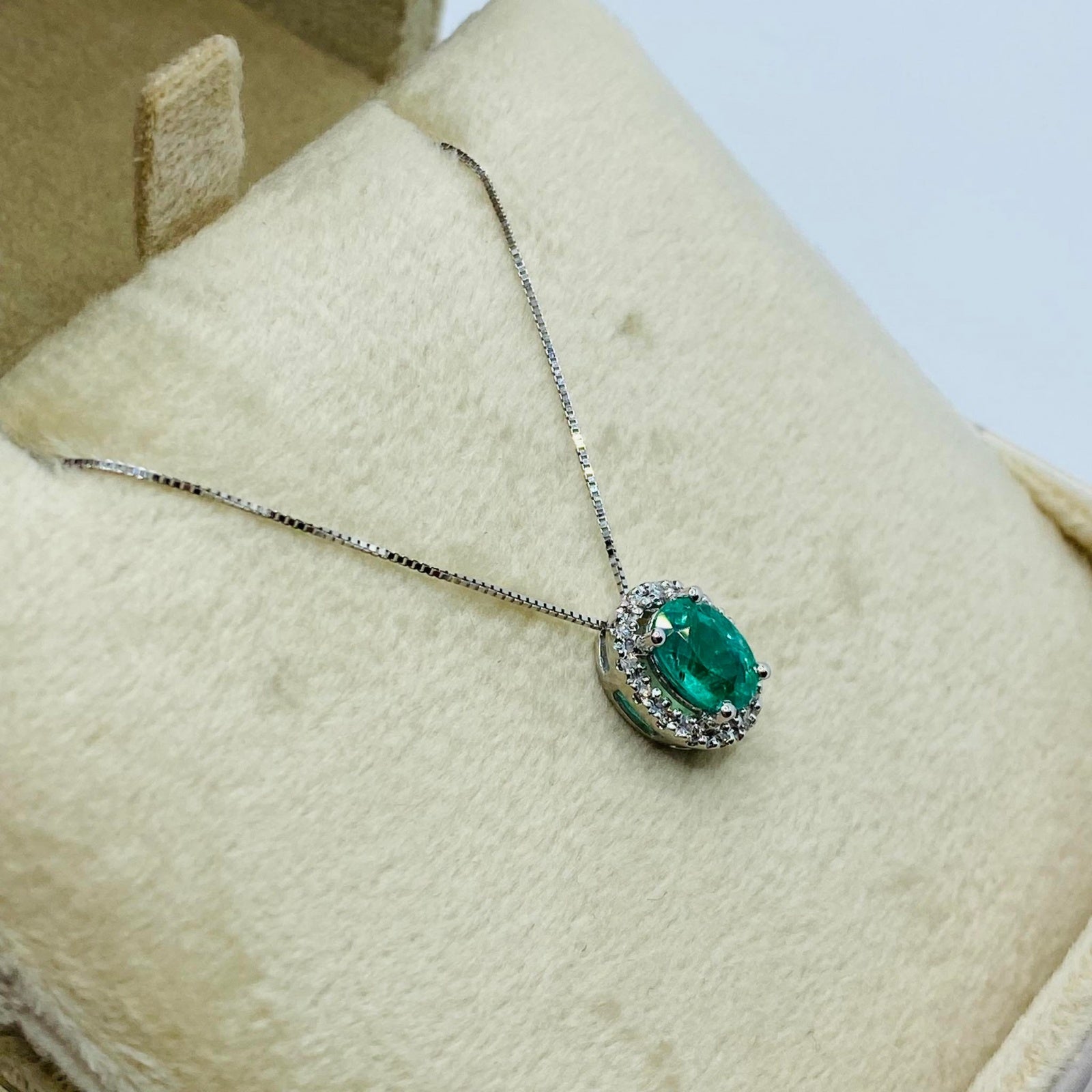 Collana Donnaoro in oro con diamanti e smeraldo DHPE9853.007