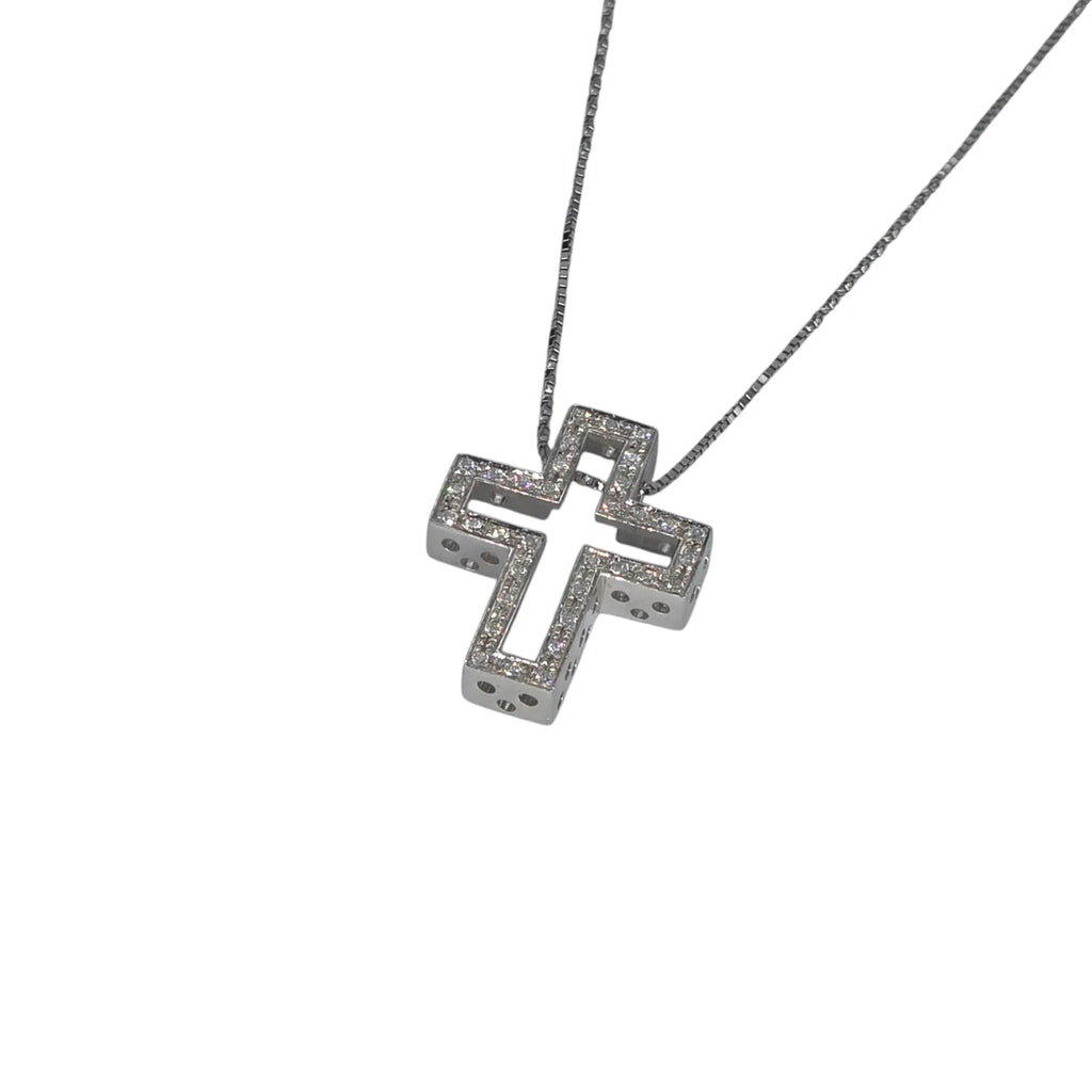 Collana in oro bianco con pendente a croce e diamanti