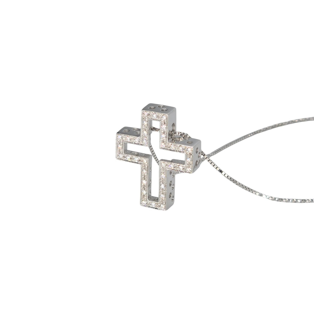 Collana in oro bianco con pendente a croce e diamanti