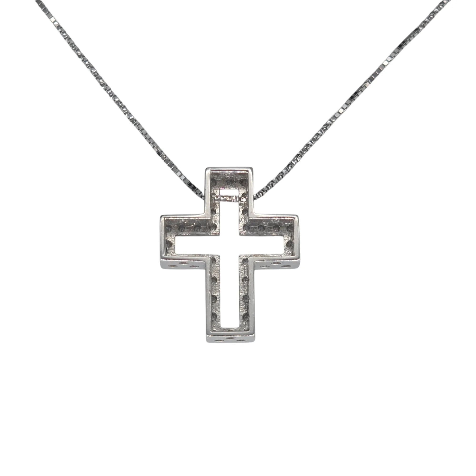 Collana in oro bianco con pendente a croce e diamanti