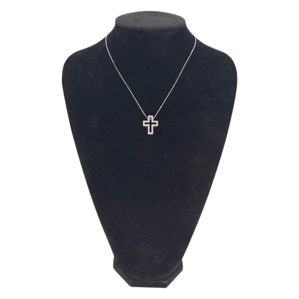 Collana in oro bianco con pendente a croce e diamanti