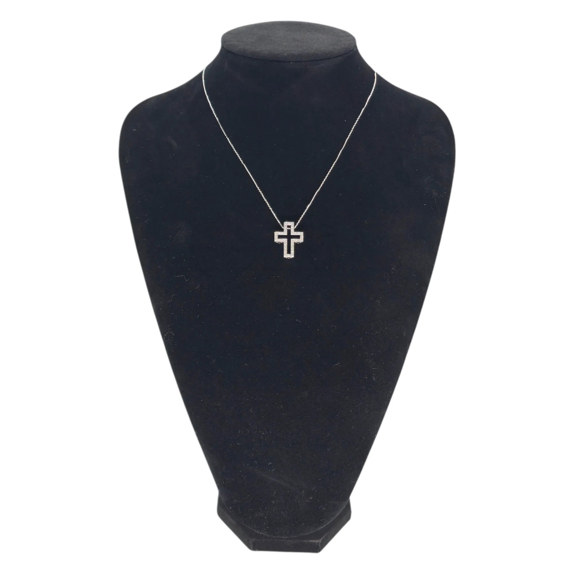 Collana in oro bianco con pendente a croce e diamanti