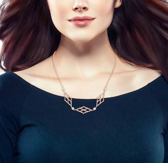 Collana in ottone rosato con tre rombi e brillanti