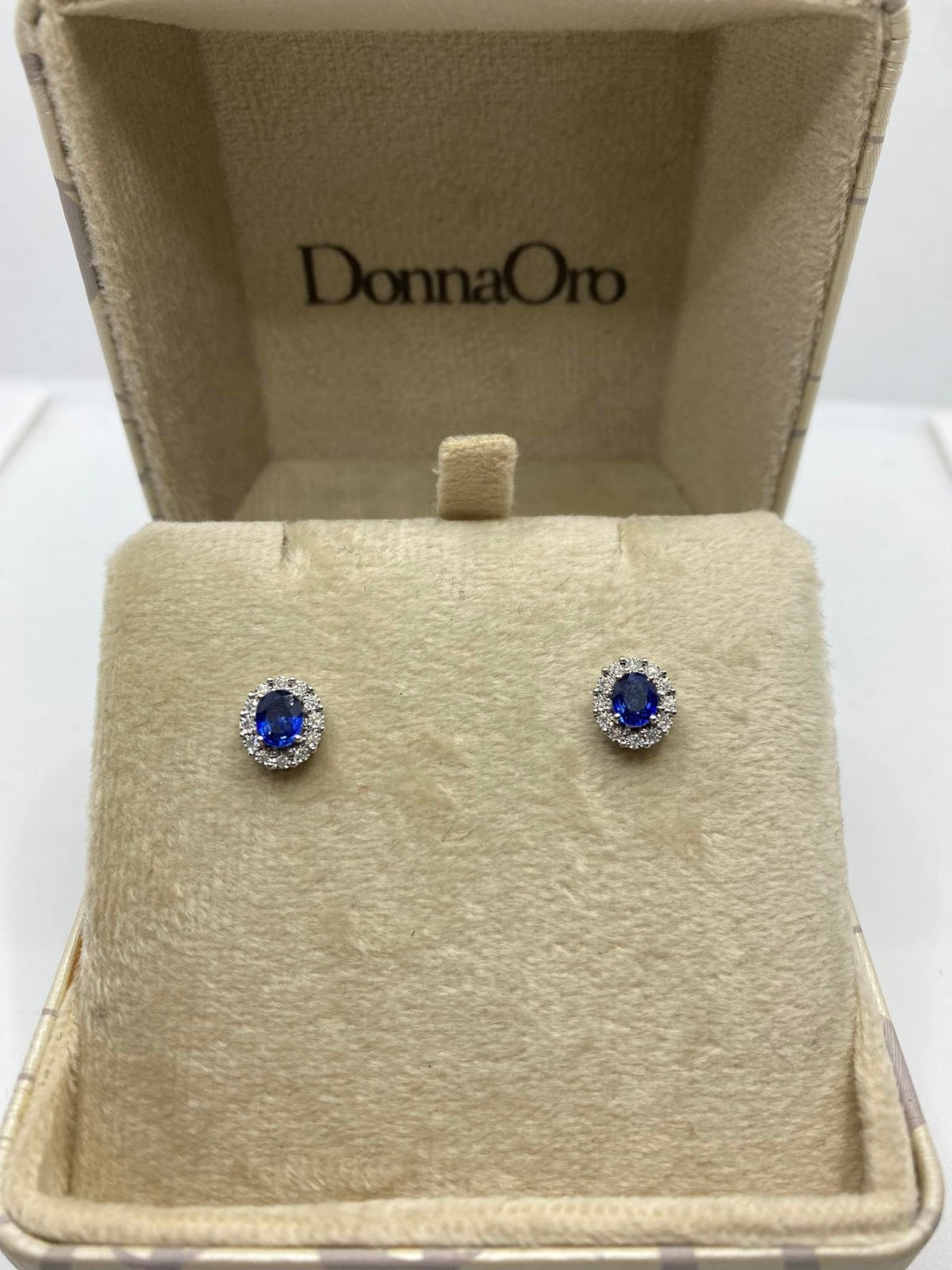 Orecchini Donnaoro con diamanti e zaffiri Ct 0.90 in oro bianco loz10095.008