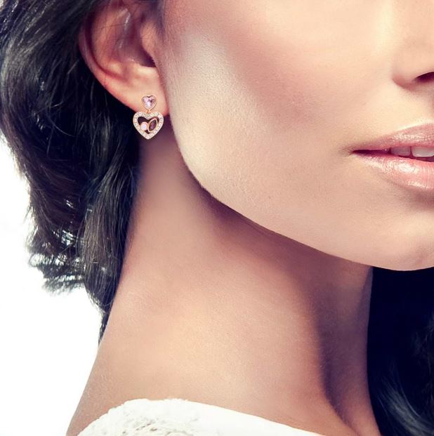Orecchini pendenti in metallo rosato forma cuore con pietre rosa e strass