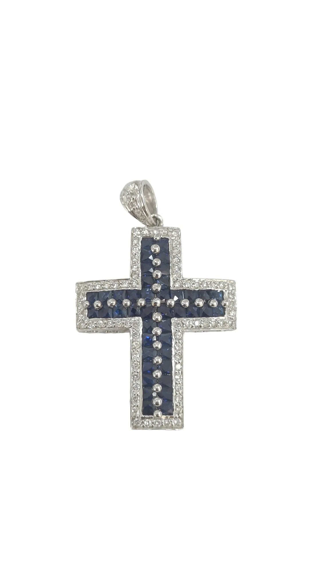 Pendente croce in oro bianco 18 kt con zaffiri e diamanti bianchi