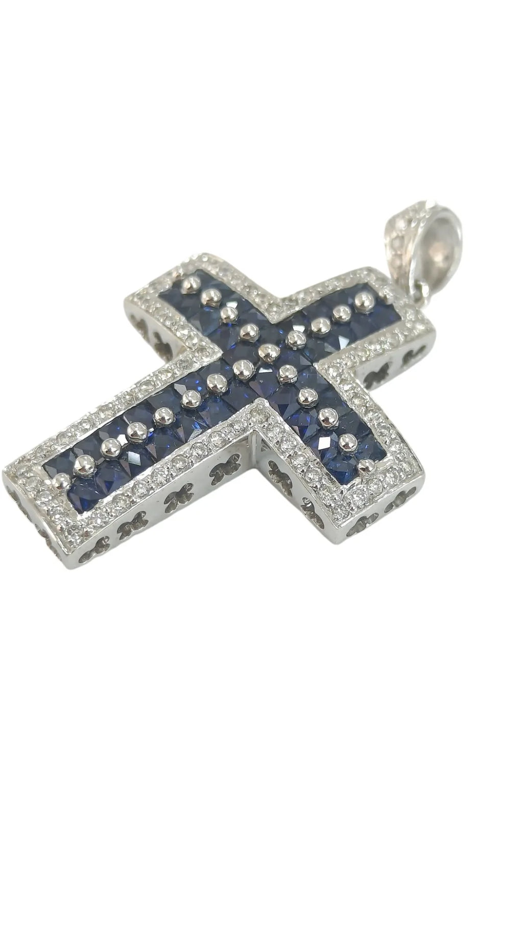 Pendente croce in oro bianco 18 kt con zaffiri e diamanti bianchi