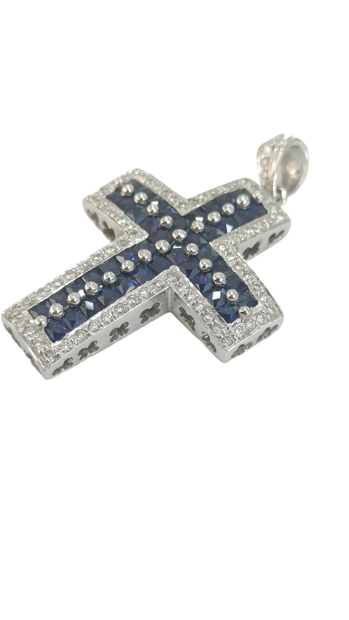 Pendente croce in oro bianco 18 kt con zaffiri e diamanti bianchi