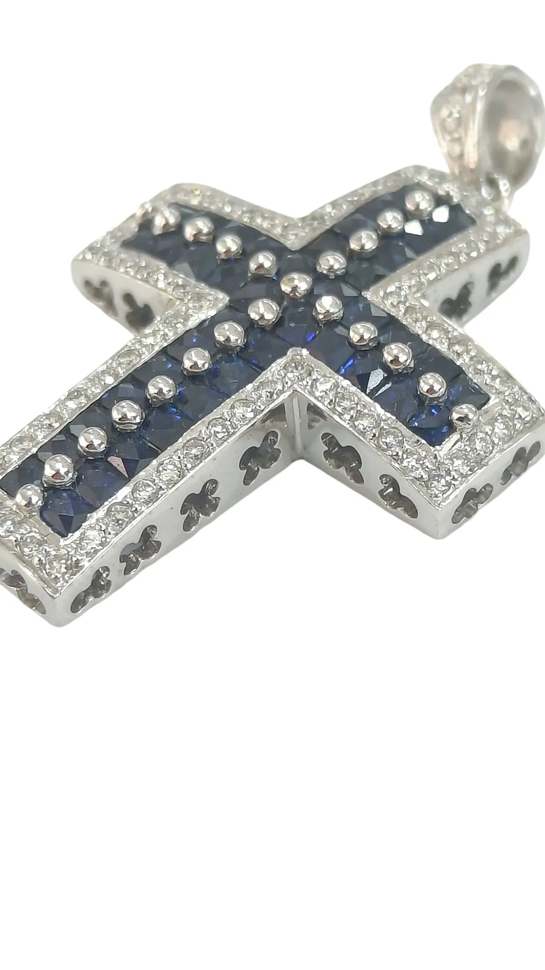 Pendente croce in oro bianco 18 kt con zaffiri e diamanti bianchi
