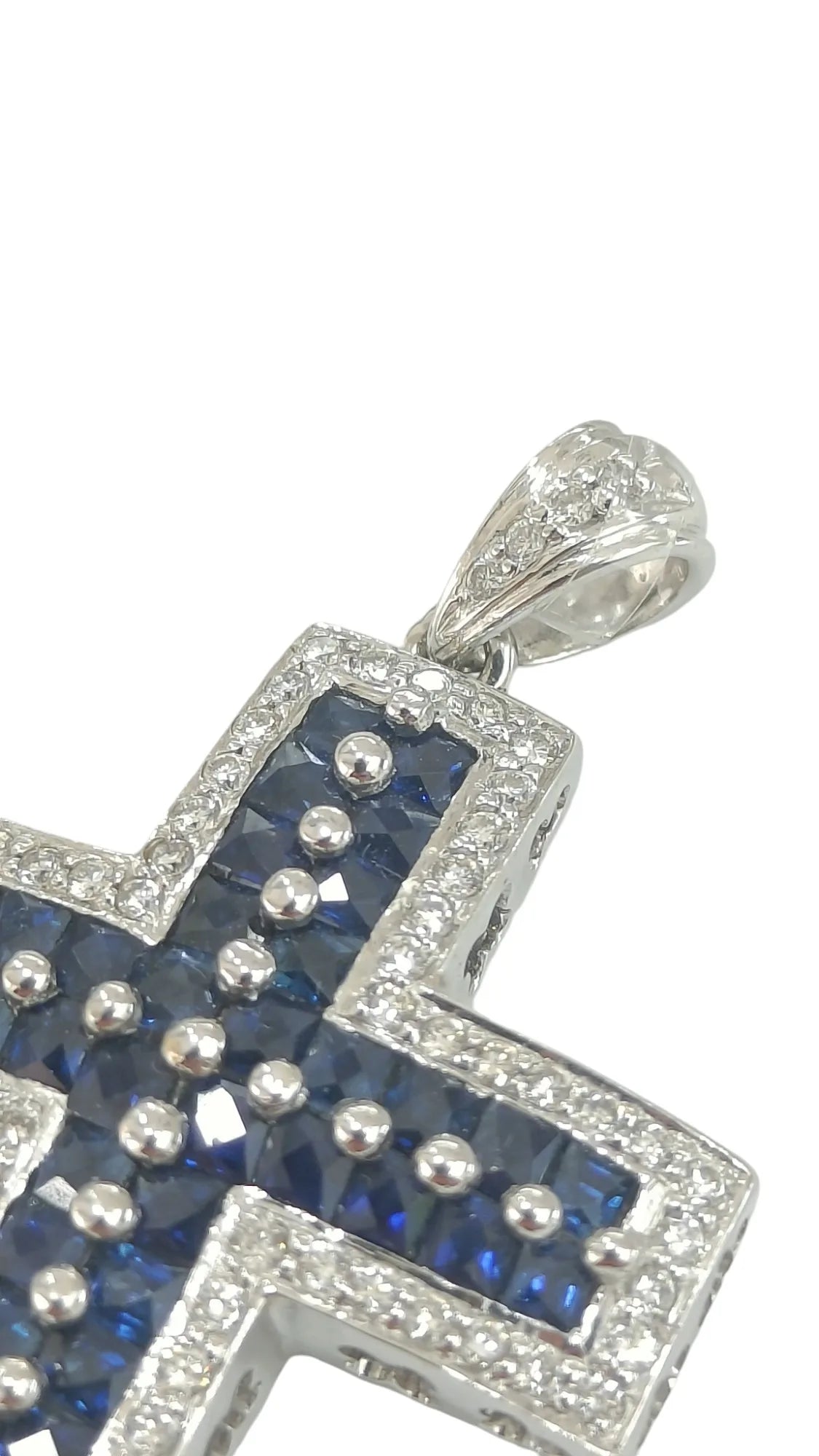 Pendente croce in oro bianco 18 kt con zaffiri e diamanti bianchi