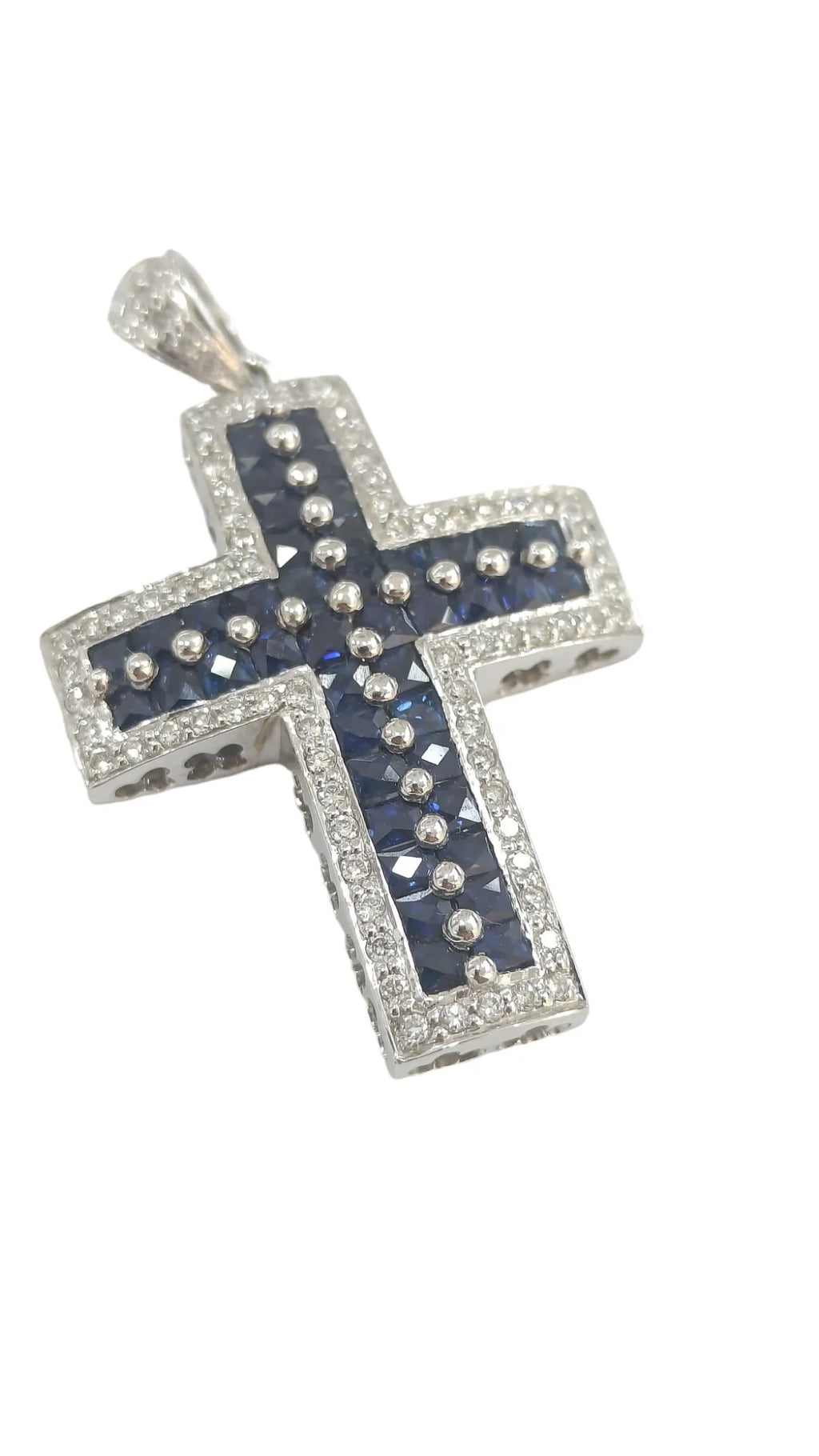 Pendente croce in oro bianco 18 kt con zaffiri e diamanti bianchi