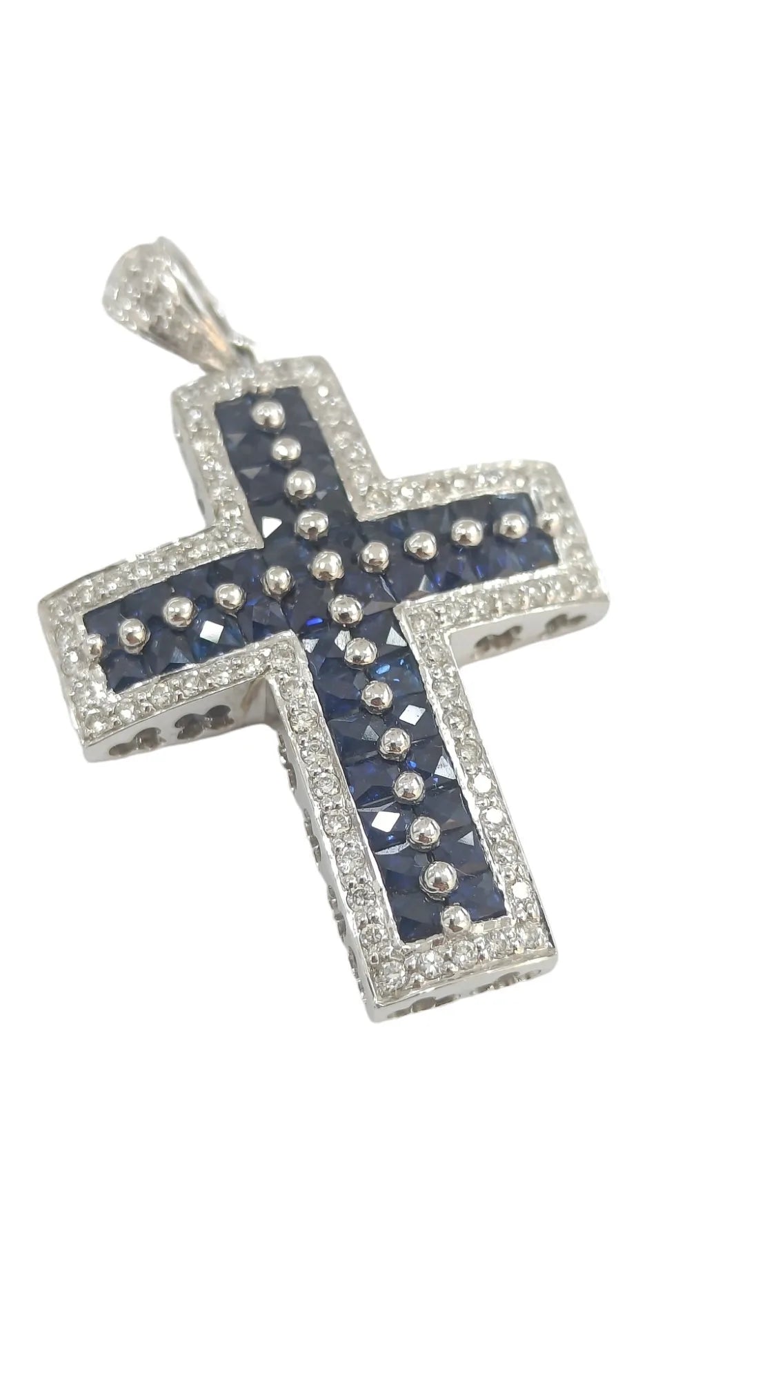 Pendente croce in oro bianco 18 kt con zaffiri e diamanti bianchi