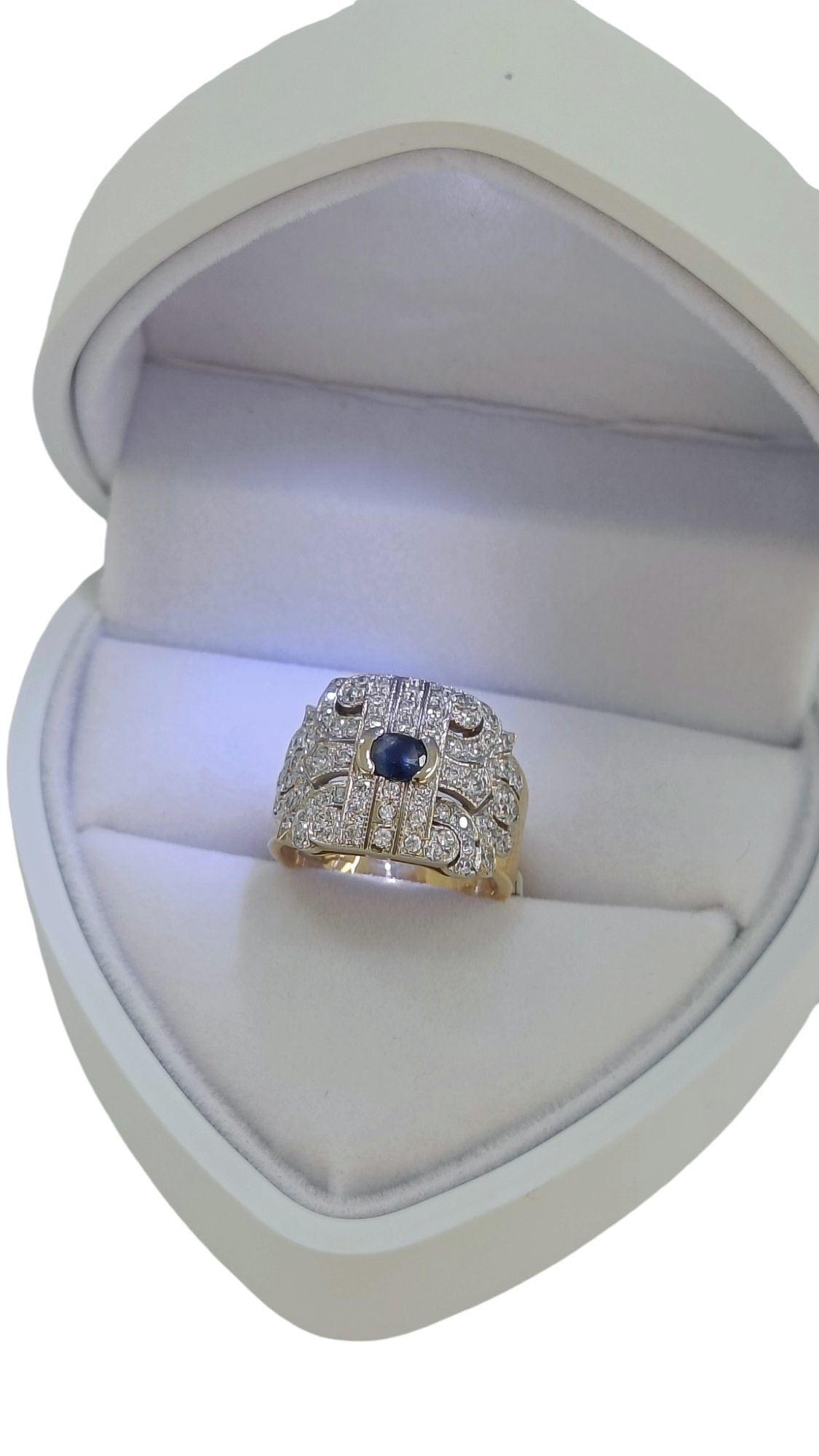 Anello a fascia in oro 18 carati con diamanti e zaffiro centrale