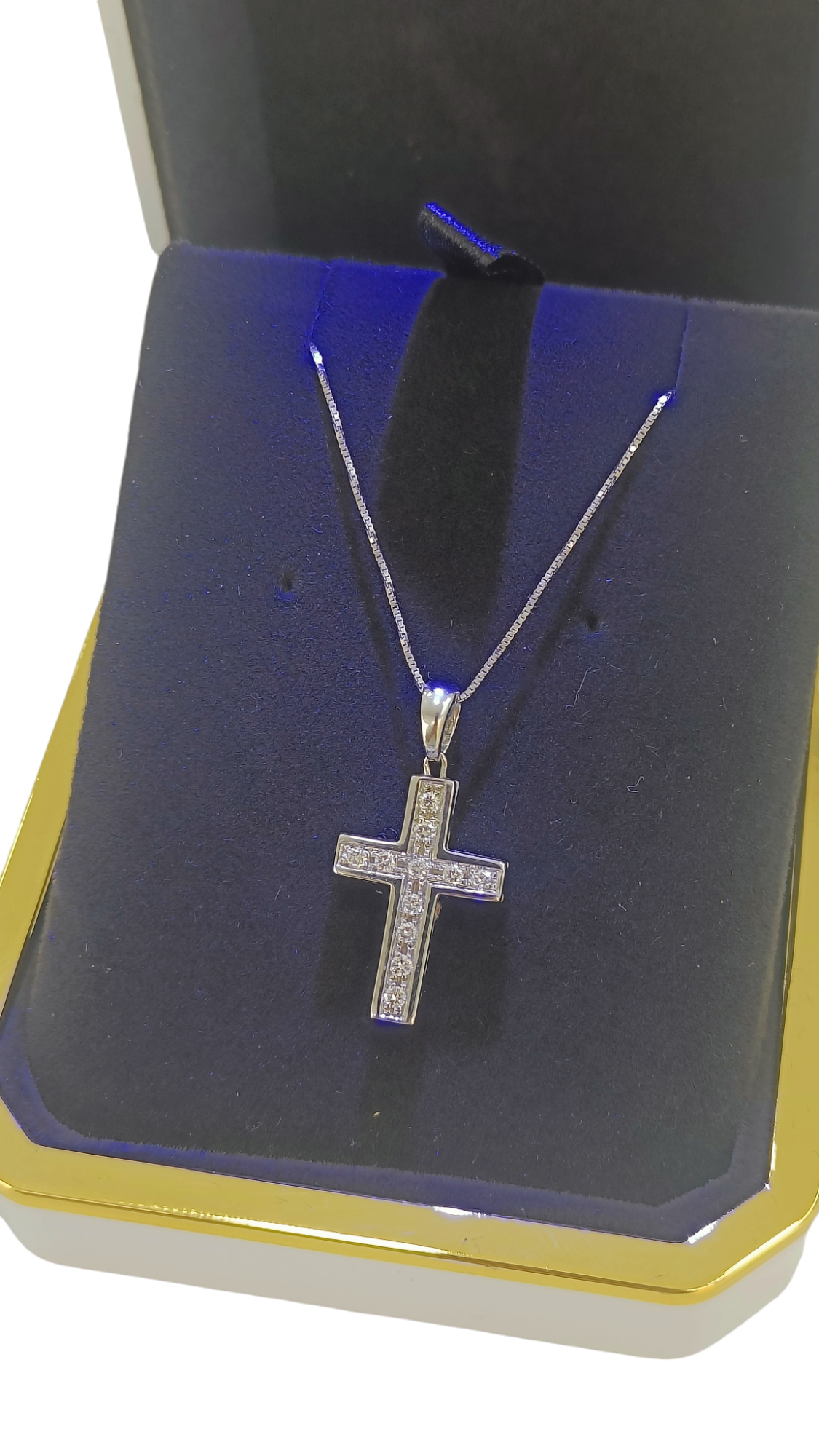 Collana con croce in oro bianco 18 carati e diamanti 0,22 carati