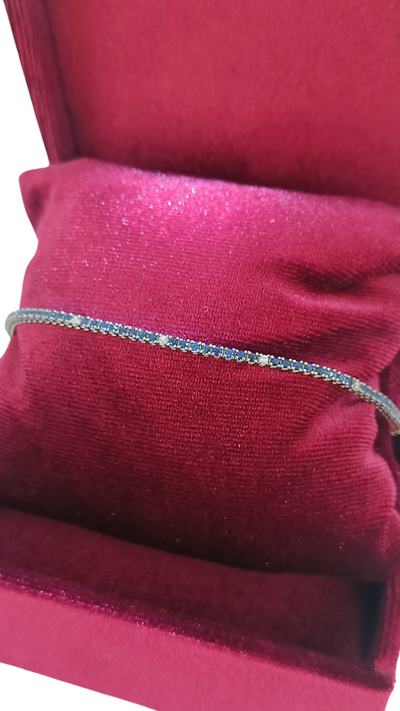 Tennisarmband aus 18 Karat Weißgold mit Saphiren und Diamanten