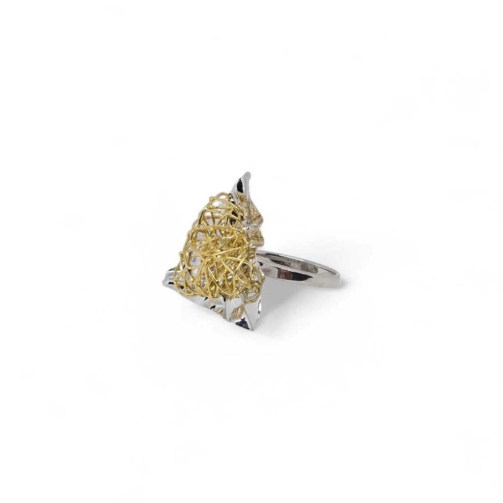 Anello con Base a Triangolo in Oro Bianco e Filamenti Intrecciati in Oro Giallo