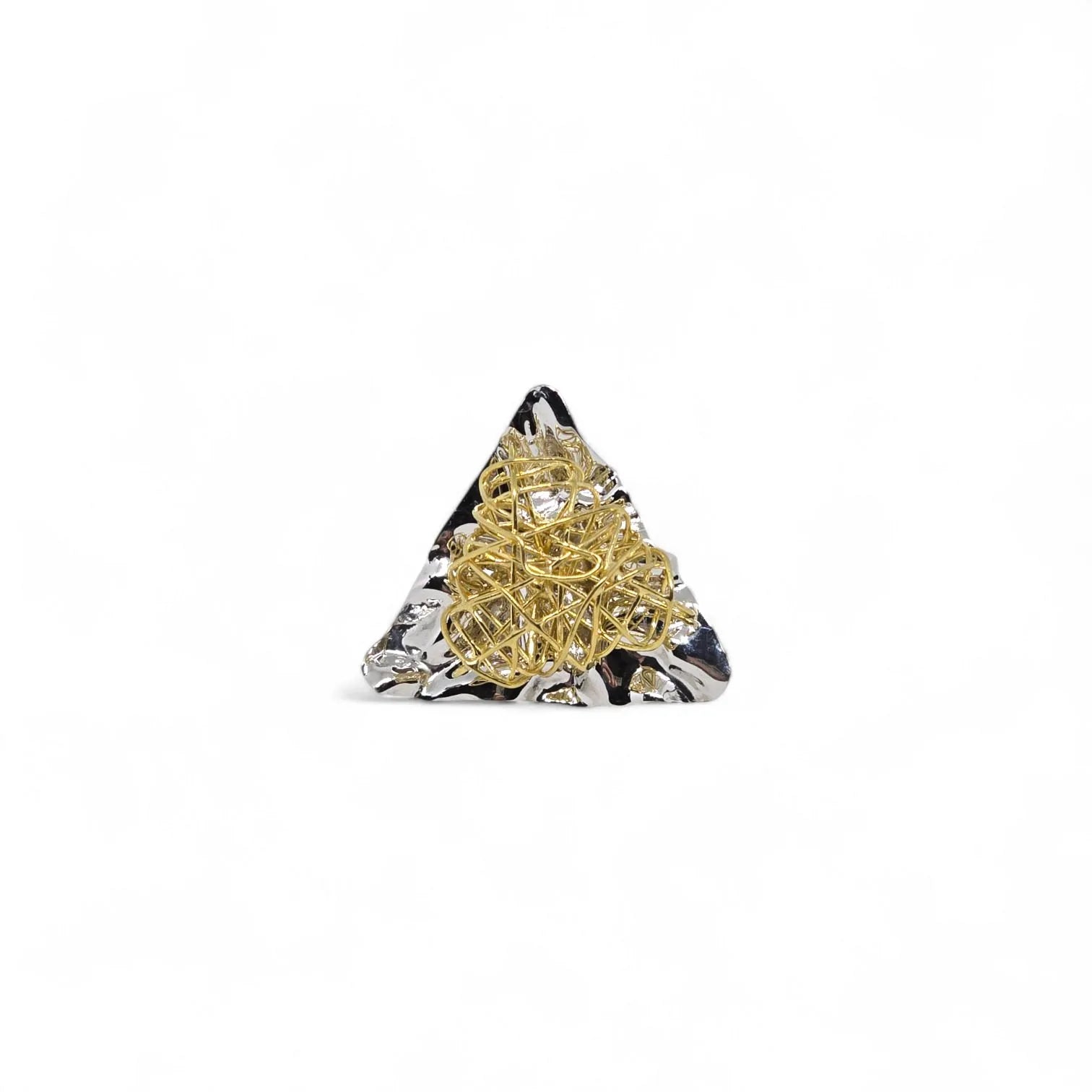 Anello con Base a Triangolo in Oro Bianco e Filamenti Intrecciati in Oro Giallo