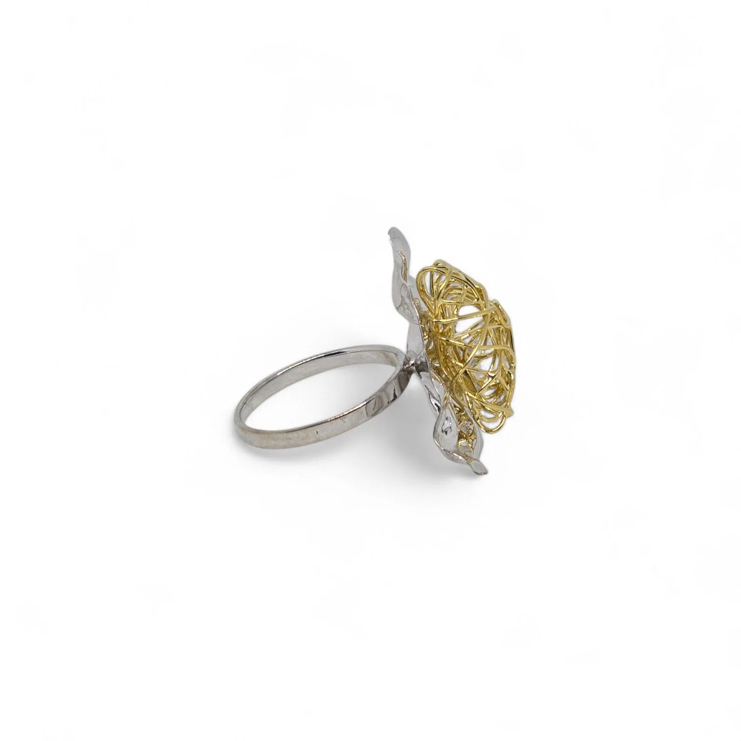 Anello con Base a Triangolo in Oro Bianco e Filamenti Intrecciati in Oro Giallo
