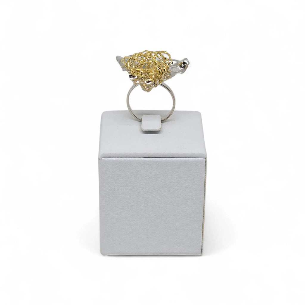 Anello con Base a Triangolo in Oro Bianco e Filamenti Intrecciati in Oro Giallo