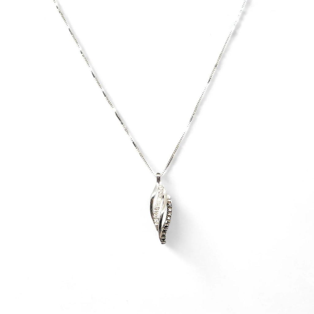 Collana in Oro Bianco con Pendente a Forma di Foglia e Diamanti Bianchi e Neri