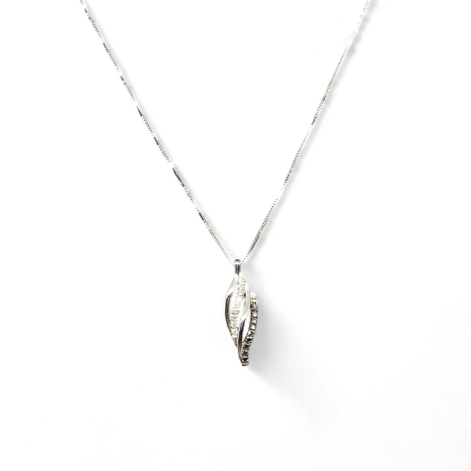 Collana in Oro Bianco con Pendente a Forma di Foglia e Diamanti Bianchi e Neri