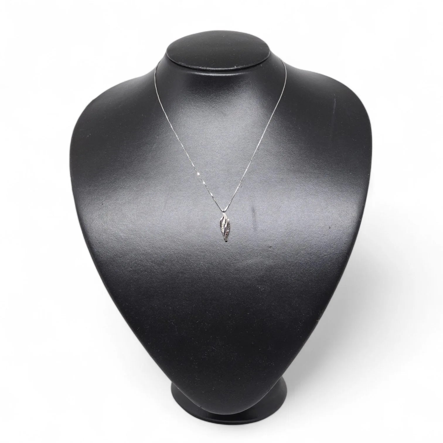 Collana in Oro Bianco con Pendente a Forma di Foglia e Diamanti Bianchi e Neri