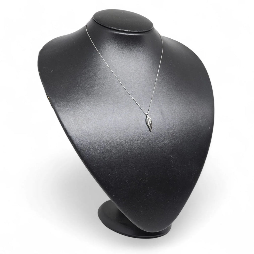 Collana in Oro Bianco con Pendente a Forma di Foglia e Diamanti Bianchi e Neri