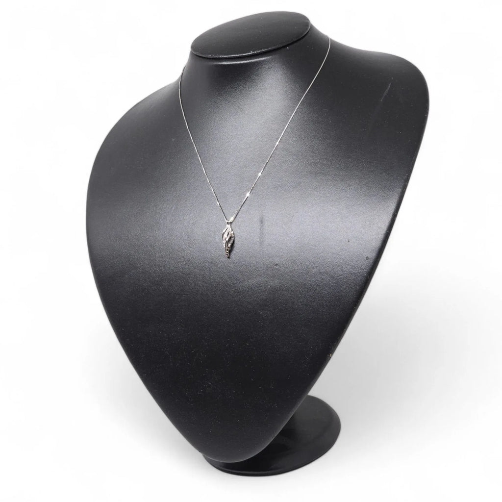 Collana in Oro Bianco con Pendente a Forma di Foglia e Diamanti Bianchi e Neri